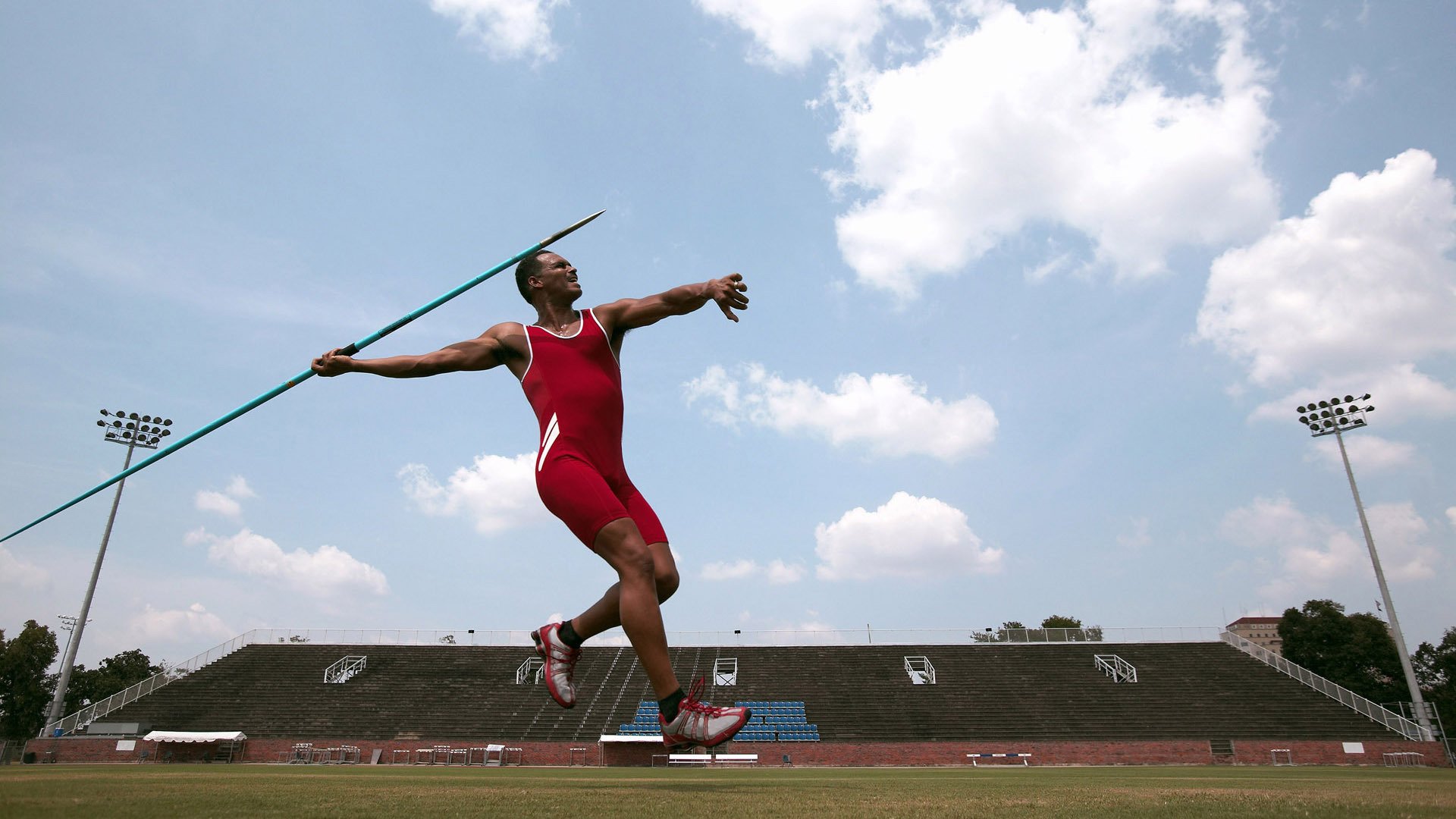 “多地暴雨雷暴,比赛时间频繁推迟”
